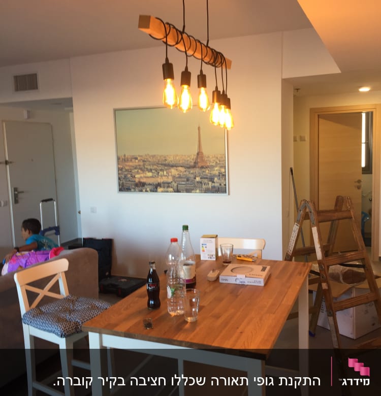 נורות תלויות מהתקרה עם כבלים חשמליים